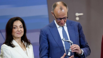 Sehen die Versorgung gesichert - Bundeskanzler Friedrich Merz und seine Wirtschaftsministerin Katherina Reiche (l). (Foto: Michael Matthey/dpa)