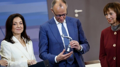 Sehen die Versorgung gesichert - Bundeskanzler Friedrich Merz und seine Wirtschaftsministerin Katherina Reiche. (Foto: Michael Matthey/dpa)