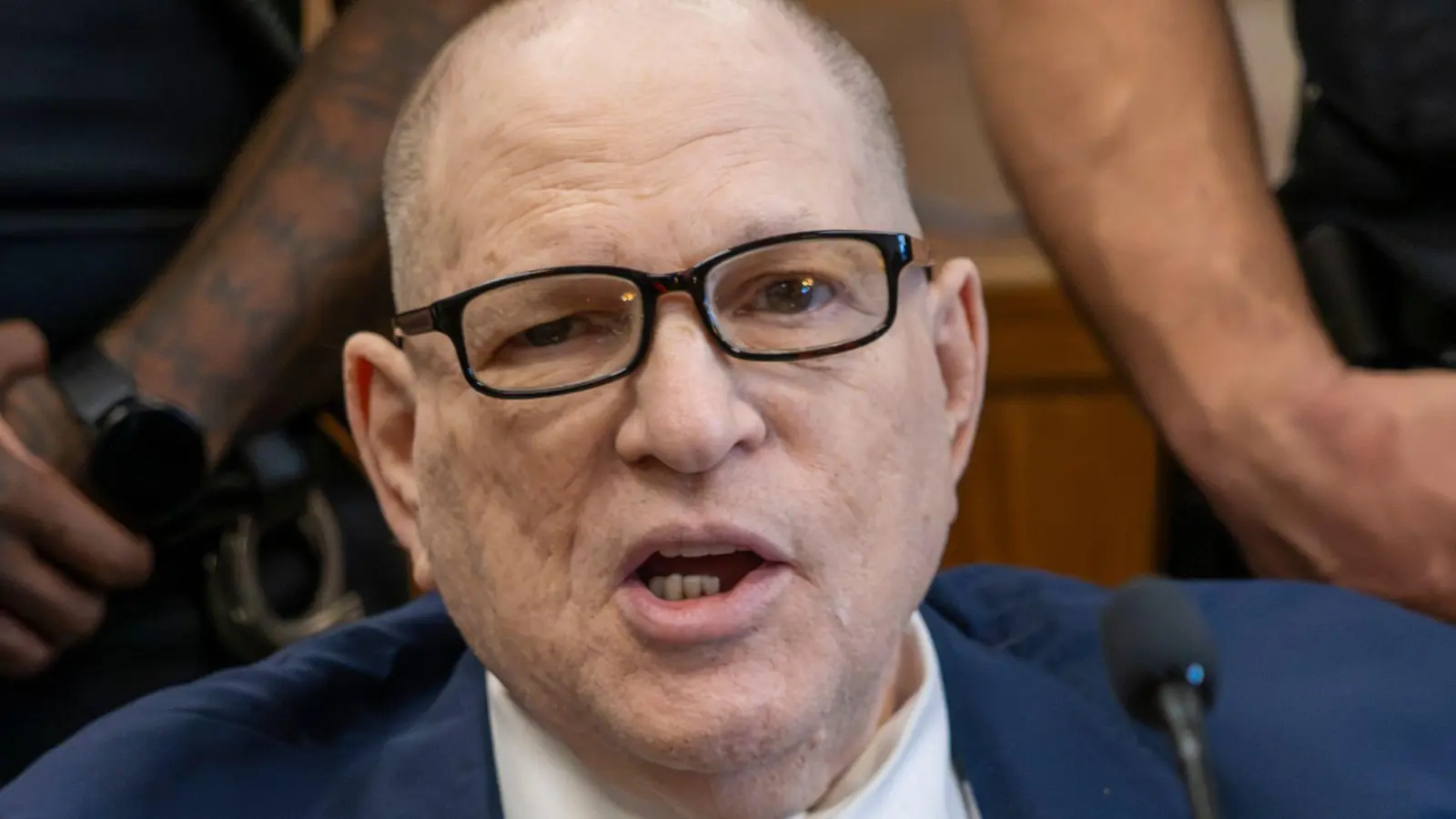 Weinstein trat zuletzt gesundheitlich angeschlagen im Rollstuhl vor Gericht auf. (Archivbild) (Foto: Steven Hirsch/Pool New York Post/AP/dpa)