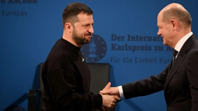 Der ukrainische Präsident Wolodymyr Selenskyj schüttelt Bundeskanzler Olaf Scholz nach dessen Rede bei der Verleihung des Karlspreises die Hand. (Foto: Ina Fassbender/Pool AFP/dpa)