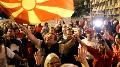 In den Straßen der Hauptstadt Skopje feierten die Anhänger der Opposition bis tief in die Nacht. (Foto: Boris Grdanoski/AP/dpa)