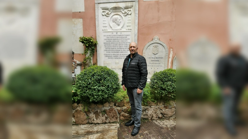 Bürgermeister Michael Trzybinski suchte während seines Aufenthaltes im Vatikan auch den dortigen Deutschen Friedhof auf. Das Foto zeigt ihn vor dem Grabmal, das Gustav Adolf zu Hohenlohe-Schillingsfürst gewidmet ist, der als Kurienkardinal in Rom gewirkt hatte. (Foto: Ingrid Trzybinski)