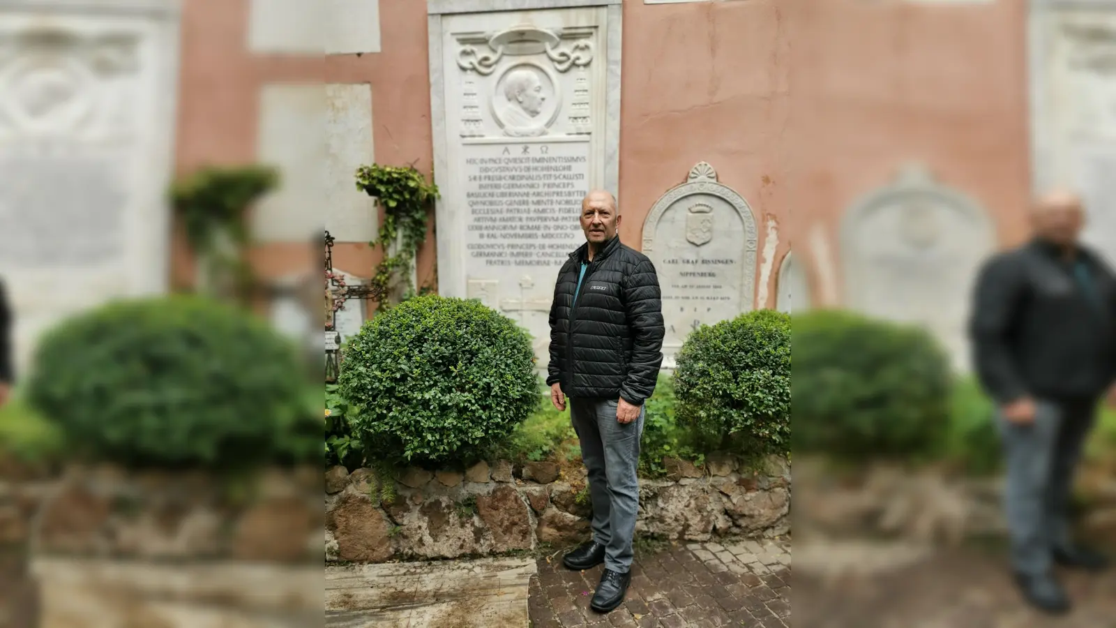 Bürgermeister Michael Trzybinski suchte während seines Aufenthaltes im Vatikan auch den dortigen Deutschen Friedhof auf. Das Foto zeigt ihn vor dem Grabmal, das Gustav Adolf zu Hohenlohe-Schillingsfürst gewidmet ist, der als Kurienkardinal in Rom gewirkt hatte. (Foto: Ingrid Trzybinski)