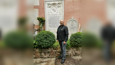 Bürgermeister Michael Trzybinski suchte während seines Aufenthaltes im Vatikan auch den dortigen Deutschen Friedhof auf. Das Foto zeigt ihn vor dem Grabmal, das Gustav Adolf zu Hohenlohe-Schillingsfürst gewidmet ist, der als Kurienkardinal in Rom gewirkt hatte. (Foto: Ingrid Trzybinski)
