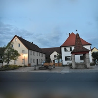 Die ehemaligen Anwesen Sonnenleiter und Distler, Marktplatz 4 und 2 von links auf dem Bild, erhalten jeweils einen Anschluss für das Wärmenetz Baudenbach. (Foto: Anita Dlugoß)