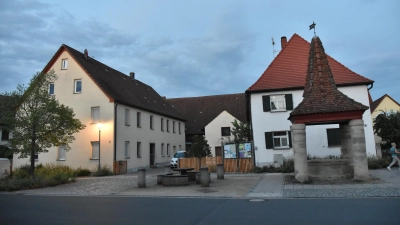 Die ehemaligen Anwesen Sonnenleiter und Distler, Marktplatz 4 und 2 von links auf dem Bild, erhalten jeweils einen Anschluss für das Wärmenetz Baudenbach. (Foto: Anita Dlugoß)