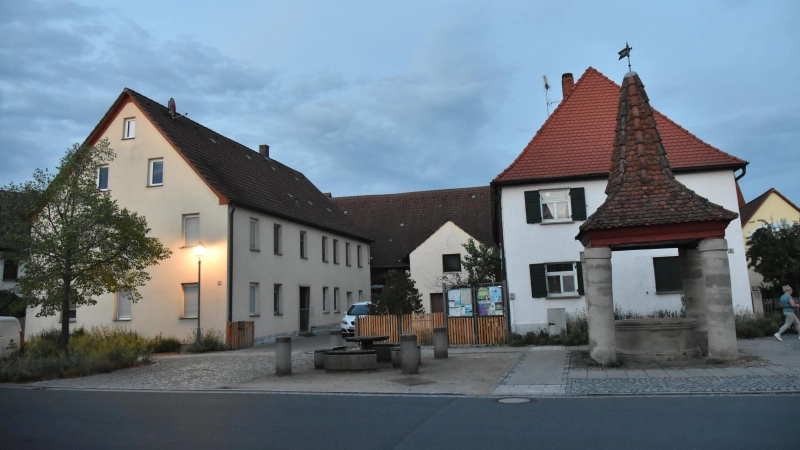 Die ehemaligen Anwesen Sonnenleiter und Distler, Marktplatz 4 und 2 von links auf dem Bild, erhalten jeweils einen Anschluss für das Wärmenetz Baudenbach. (Foto: Anita Dlugoß)