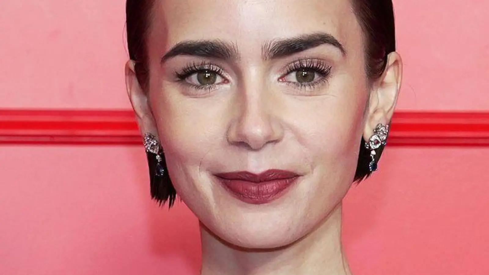 Schauspielerin Lily Collins (36) soll in einem Film über die Arbeiten an der Komödie „Frühstück bei Tiffany“ die Film-Ikone Audrey Hepburn verkörpern. (Archivbild) (Foto: Aurelien Morissard/AP/dpa)