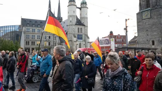 Teilnehmer einer Demonstration des Bündnisses „Bewegung Halle“ ziehen durch Halle/Saale. (Foto: Hendrik Schmidt/dpa)