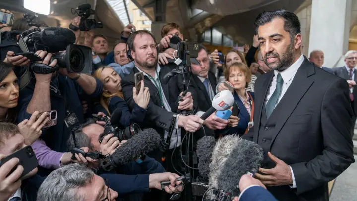 Humza Yousaf spricht nach seiner Wahl zum neuen Ersten Minister im schottischen Parlament zu Journalisten. (Foto: Jane Barlow/PA Wire/dpa)