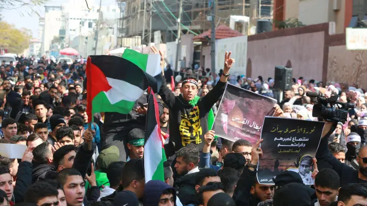 Palästinensische Studierende protestieren gegen das von Jordanien ausgerichtete „sicherheitspolitische“ Treffen. (Foto: Mohammed Talatene/dpa)