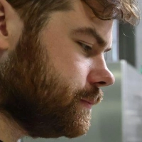 Kilian Scheuring tastet sich an alkoholfreien Wein heran. (Archivbild) (Foto: Daniel Löb/dpa)