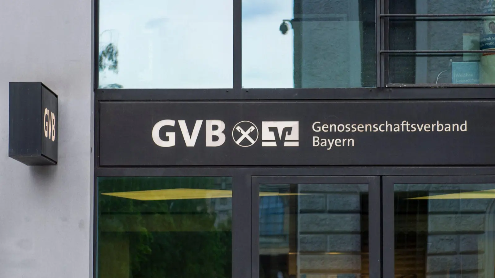 Die Zentrale des bayerischen Genossenschaftsverbands. Volks- und Raiffeisenbanken melden einen sprunghaften Anstieg der Immobilienkreditvergabe. (Archiv) (Foto: Marc Müller/dpa)