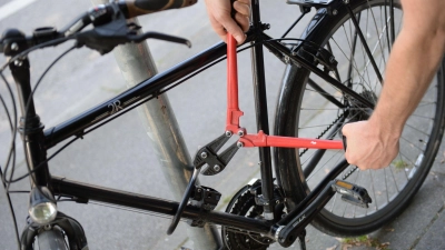 Die Polizei in Bayern geht mit verschiedenen Maßnahmen gegen Fahrraddiebe vor. (Symbolbild) (Foto: Andreas Gebert/Deutsche Presse-Agentur GmbH/dpa)