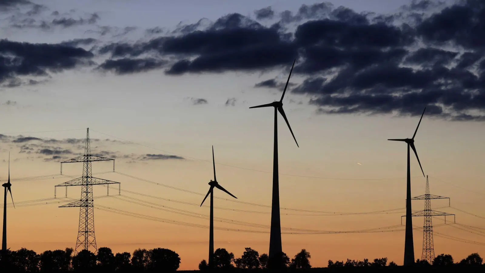 Die Grünen fordern mehr Engagement der Staatsregierung zur Beschleunigung des Baus von Windkraftanlagen in Bayern. (Archivbild) (Foto: Karl-Josef Hildenbrand/dpa)
