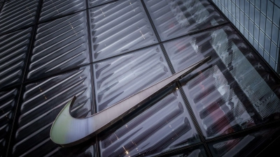 Das Nike-Geschäft erholt sich - doch die Belastung durch die US-Zölle wird größer. (Archivbild) (Foto: Michael Kappeler/dpa)