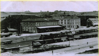 Diese Postkarte vom Anfang des Jahrhunderts zeigt das Ansbacher Bahnhofsgebäude (links) und das Postgebäude mit dem Turm. Im Vordergrund werden Güter verladen. (Foto: Sammlung Martin Schuster)
