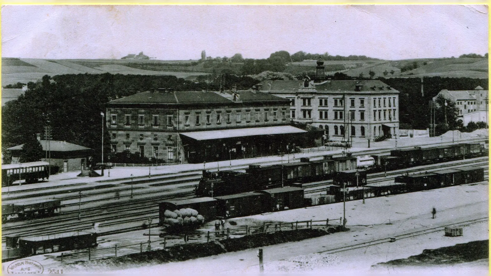 Diese Postkarte vom Anfang des Jahrhunderts zeigt das Ansbacher Bahnhofsgebäude (links) und das Postgebäude mit dem Turm. Im Vordergrund werden Güter verladen. (Foto: Sammlung Martin Schuster)