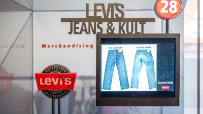Die Dauerausstellung im Levi Strauss Museum zeigt neben den Jeans verschiedene Merchandising Produkte der Kultmarke. Vor 150 Jahren meldete der aus Oberfranken stammende Levi Strauss das Patent auf vernietete Arbeitshosen an. Seitdem begann der Siegeszug der Jeans. (Foto: Daniel Vogl/dpa)