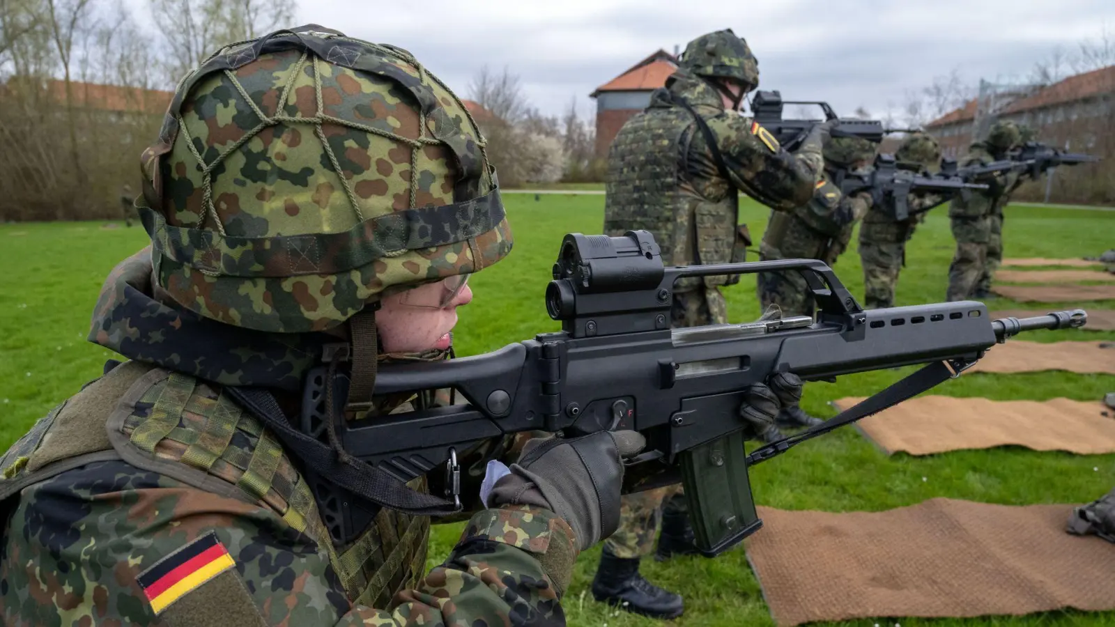 Mit verschiedenen Anreizen will die Bundesregierung mehr junge Leute für die Bundeswehr gewinnen. (Archivbild) (Foto: Stefan Sauer/dpa)