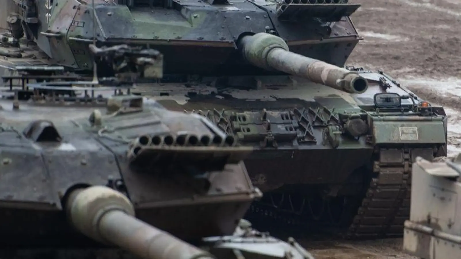 Kampfpanzer der Bundeswehr vom Typ Leopard 2A6 und ein Schützenpanzer vom Typ Puma. (Foto: Philipp Schulze/dpa)