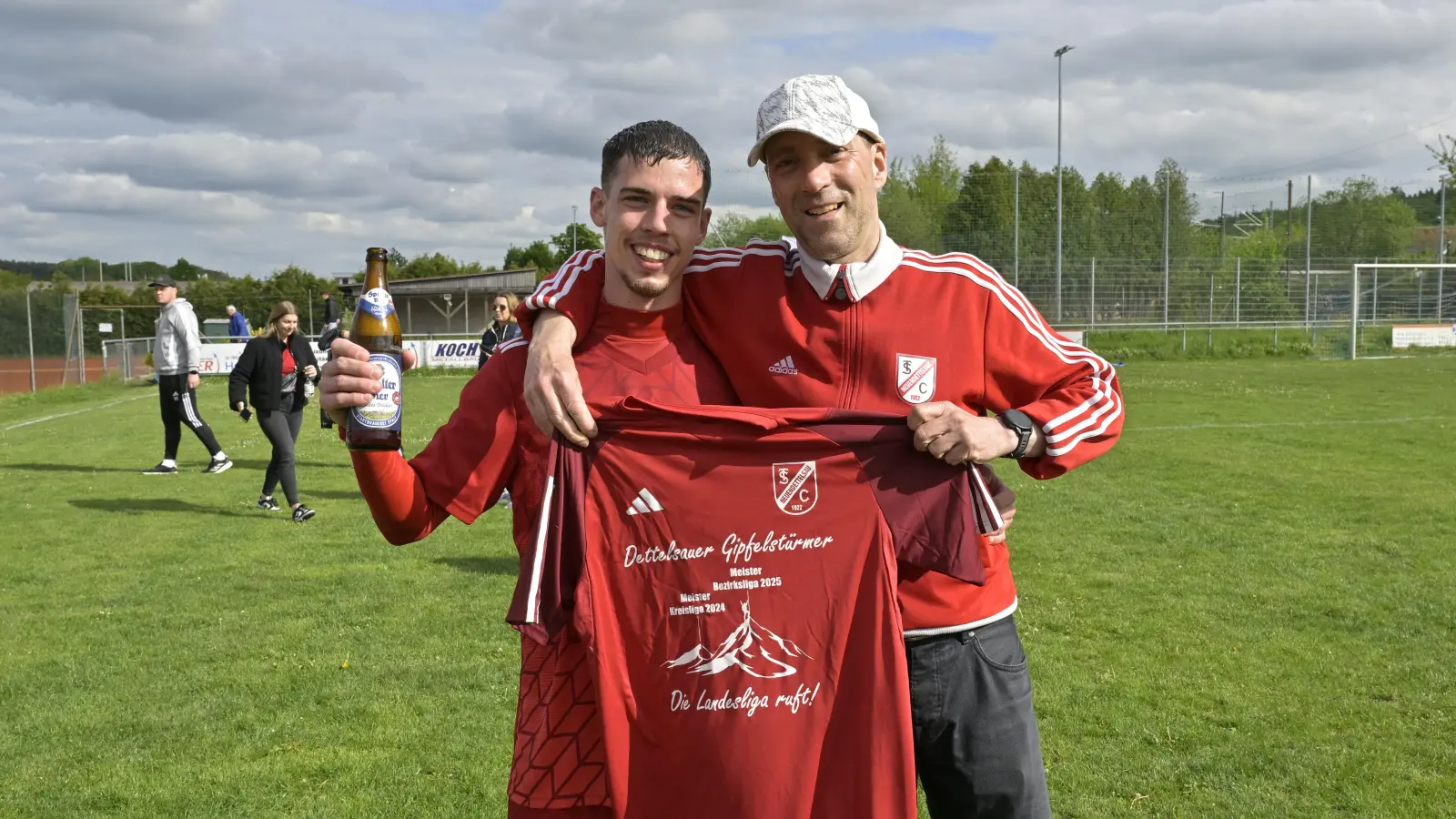 Die Landesliga ruft den Aufsteiger aus Neuendettelsau (links Torjäger Moritz Ortner, rechts Trainer Dieter Kreiselmeier). (Foto: Martin Rügner)