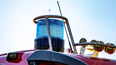 Auf dem Dach eines Einsatzfahrzeugs der Feuerwehr ist ein Blaulicht zu sehen. (Foto: David Inderlied/dpa/Symbolbild)