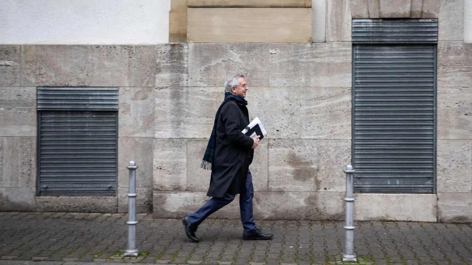 Der abgewählte Frankfurter Oberbürgermeister Feldmann (SPD) ist wegen Vorteilsannahme in zwei Fällen zu einer Geldstrafe verurteilt worden. (Foto: Sebastian Gollnow/dpa)