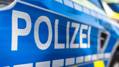 Die Polizei ist am Rathaus in Lengerich in einem Großeinsatz. (Symbolbild) (Foto: David Inderlied/dpa)