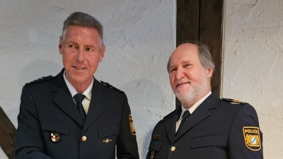 Reinhold Rauch (links im Bild) wurde vom mittelfränkischen Polizeipräsidenten Alfons Blöchl in den Ruhestand verabschiedet. (Foto: Friedrich Zinnecker)