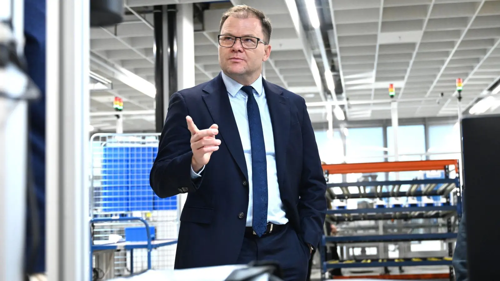 Bundesumweltminister Schneider hat die Verbraucher in Deutschland aufgefordert, beim Kauf von Smartphones auch gebrauchte Geräte in Erwägung zu ziehen. (Foto: Elisa Schu/dpa)