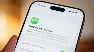 Geht das WLAN nicht, hilft das Smartphone: In den Einstellungen lässt sich ein persönlicher WLAN-Hotspot aktivieren. Damit können andere Geräte das Internet über das Mobilfunknetz nutzen. (Foto: Nico Tapia/dpa-tmn)