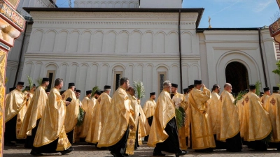 Hunderte Priester und Gläubige versammeln sich nach einer Palmsonntagswallfahrt in Bukarest. Gemeinsam ziehen sie am Palmsonntag des orthodoxen Kalenders durch die rumänische Hauptstadt. (Foto: Vadim Ghirda/AP/dpa)