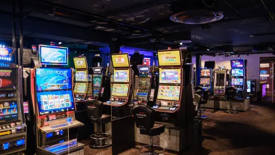 Ob im Online-Casino oder in der Spielhalle: Glücksspiel kann süchtig machen - und Beziehungen mit anderen belasten. (Foto: Ole Spata/dpa/dpa-tmn)