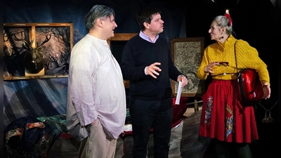 Bei der Probe zum Kinderstück „Die Abenteuer des Baron von Münchhausen” (von links): Thomas Cermak, Dominik Nowak und Claudia Kucharksi. (Foto: Elke Walter)