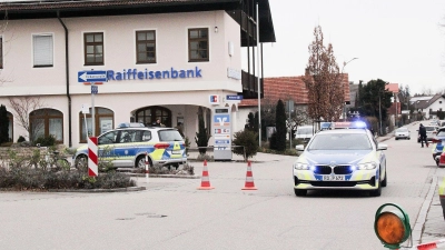 Einsatzkräfte der Polizei nach dem Überfall auf einen Geldtransporter in der Nähe einer Bank in Großkarolinenfeld in Bayern. (Foto: Josef Reisner/dpa)