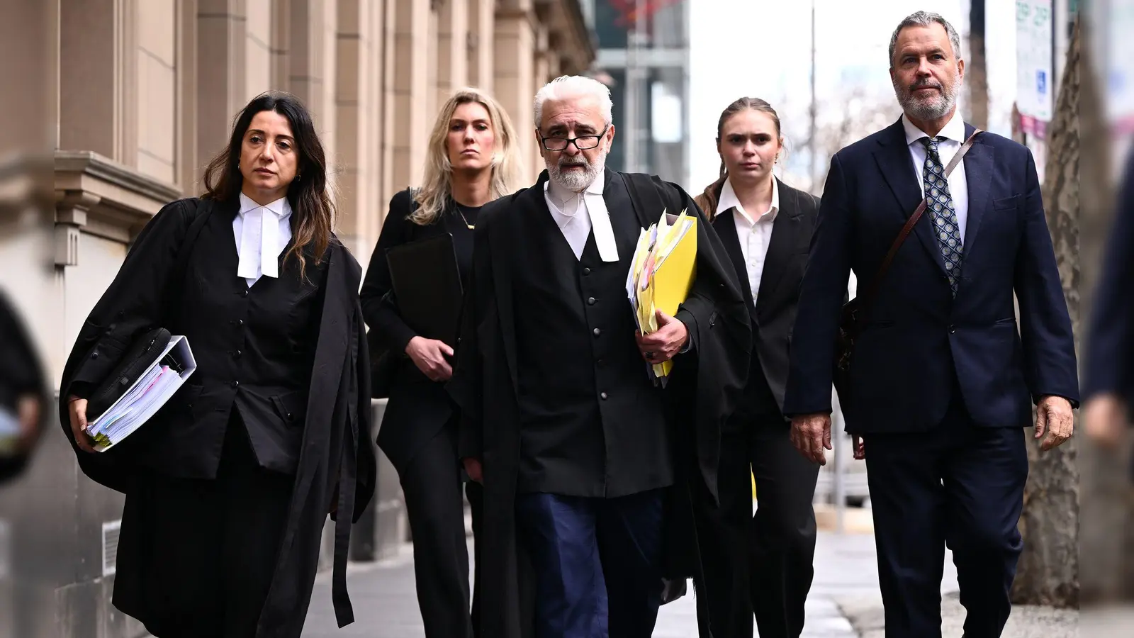 Im Fall einer wegen dreifachen Mordes mit Giftpilzen zu lebenslanger Haft verurteilten Frau hat in Australien die Berufungsverhandlung begonnen. Die Anwälte (Bild) beanstanden Verfahrensfehler. (Foto: Joel Carrett/AAP/dpa)