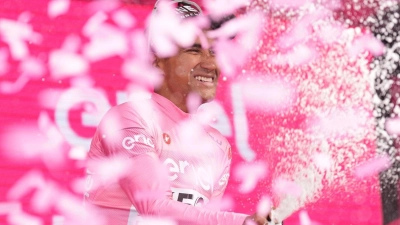 So sehen Sieger aus: Jhonatan Narváez aus Ecuador freut sich auf dem Podium über seinen Erfolg auf der ersten Etappe des Giro d&#39;Italia von Venaria Reale nach Turin. (Foto: Massimo Paolone/LaPresse via ZUMA Press/dpa)