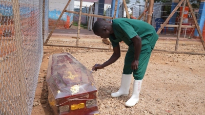 Bereits mehr als 2.000 Menschen starben im Kongo an Ebola. (Archivbild) (Foto: Dieudonne Dirole/AP/dpa)