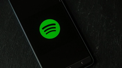 Aufgepasst: Spotify-Kundinnen und -Kunden sollten bei SMS, die angeblich von dem Musikstreamingdienst kommen, misstrauisch sein. (Foto: Laura Ludwig/dpa-tmn)