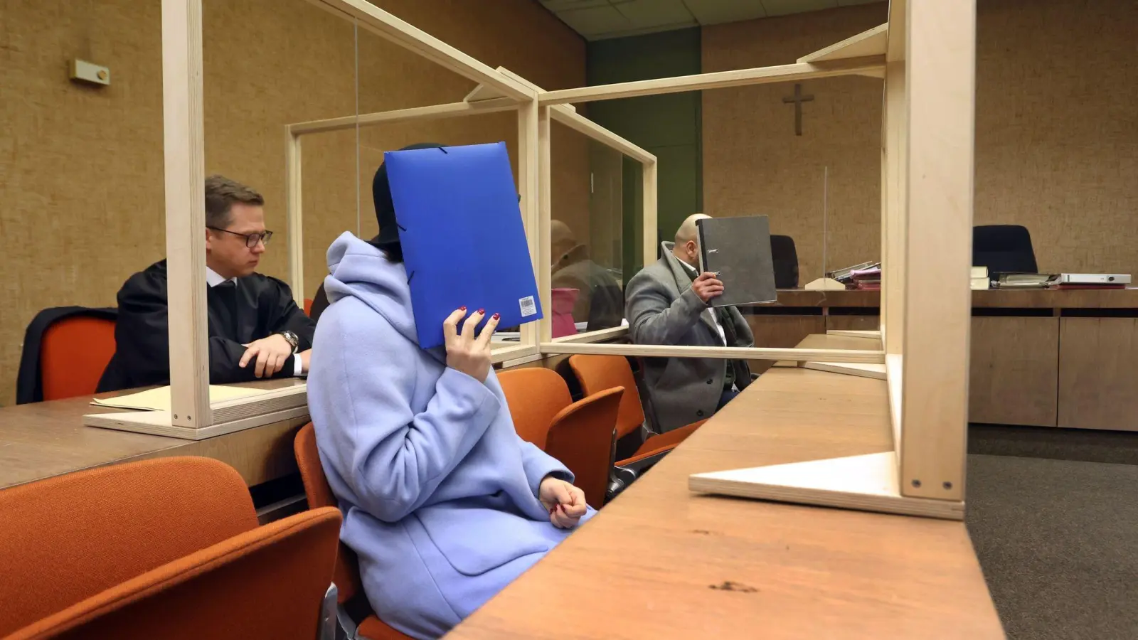 Eine Frau und ein Mann vor Gericht: Die beiden Betreiber einer Corona-Teststation sind des Betruges angeklagt. (Foto: Karl-Josef Hildenbrand/dpa)