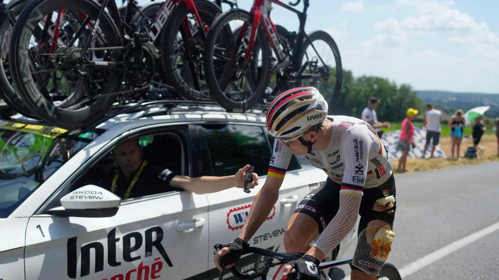 Für Georg Zimmermann ist die Tour nach seinem heftigen Sturz beendet. (Foto: Mosa'ab Elshamy/AP/dpa)