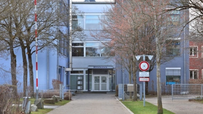 An der Mittelschule Mindelheim wurden Schüler bei einer Infoveranstaltung zu den Gründen der Durchsuchung informiert. (Foto: Karl-Josef Hildenbrand/dpa)