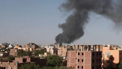 Alltag in Khartum: Rauch steigt nach anhaltenden Kämpfen in der Hauptstadt über Dächern auf. (Foto: Marwan Ali/AP/dpa)
