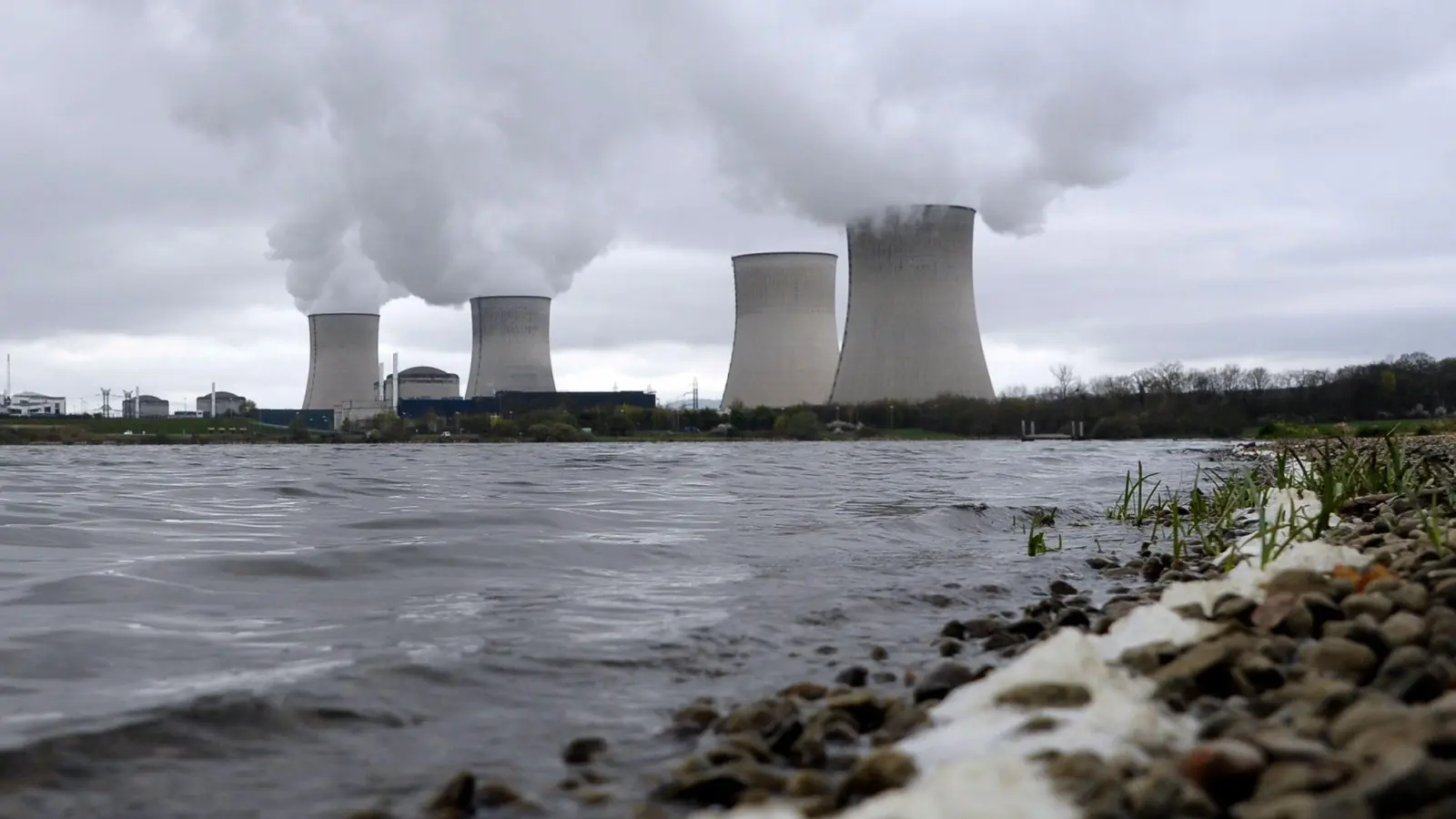 Knapp die Hälfte der 56 französischen Atomreaktoren ist derzeit für Wartungen oder Reparaturen vom Netz (Symbolbild). (Foto: Christophe Karaba/EPA/dpa)