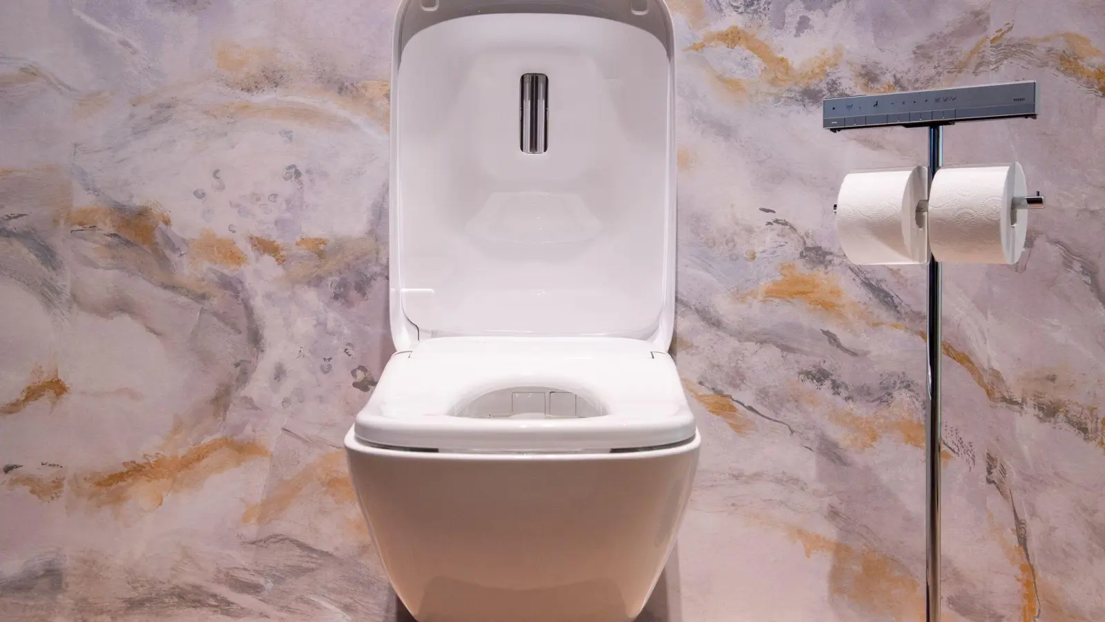 Ein Ort, an dem es sich verweilen lässt: Moderne Toiletten wollen mehr Komfort bieten, so auch dieser Prototyp Neorest WX von Toto. (Foto: Franziska Gabbert/dpa-tmn)