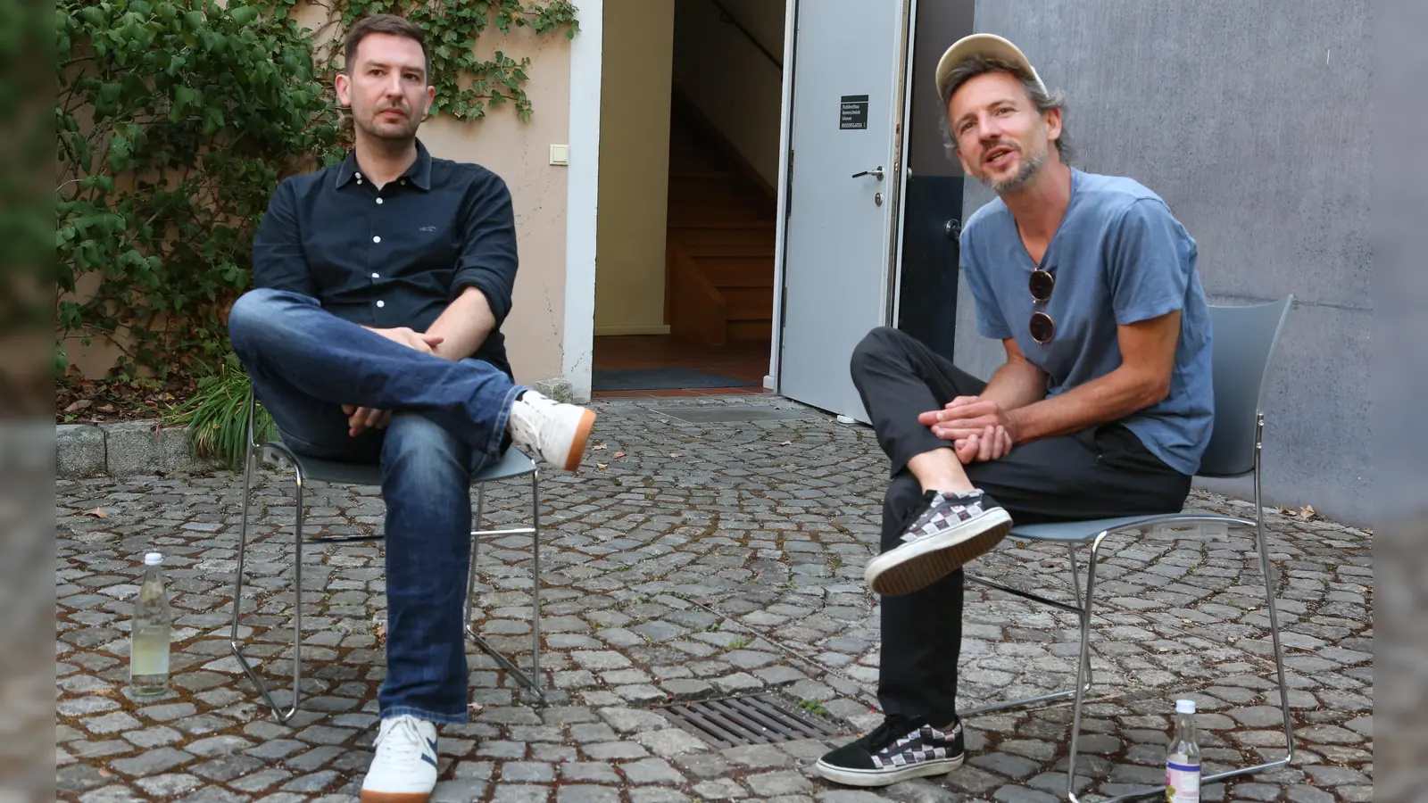 Dialog im Garten des Fränkischen Museums (von links): Der Kunstwissenschaftler Dr. Marian Wild zusammen mit Chris vom anonymen Künstlerkollektiv Arquus. (Foto: Martina Kramer)