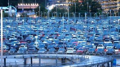 Gut gebucht: Wer sich früh um einen Parkplatz am Flughafen bemüht, kommt oft günstiger weg. (Foto: Thomas Banneyer/dpa/dpa-tmn)