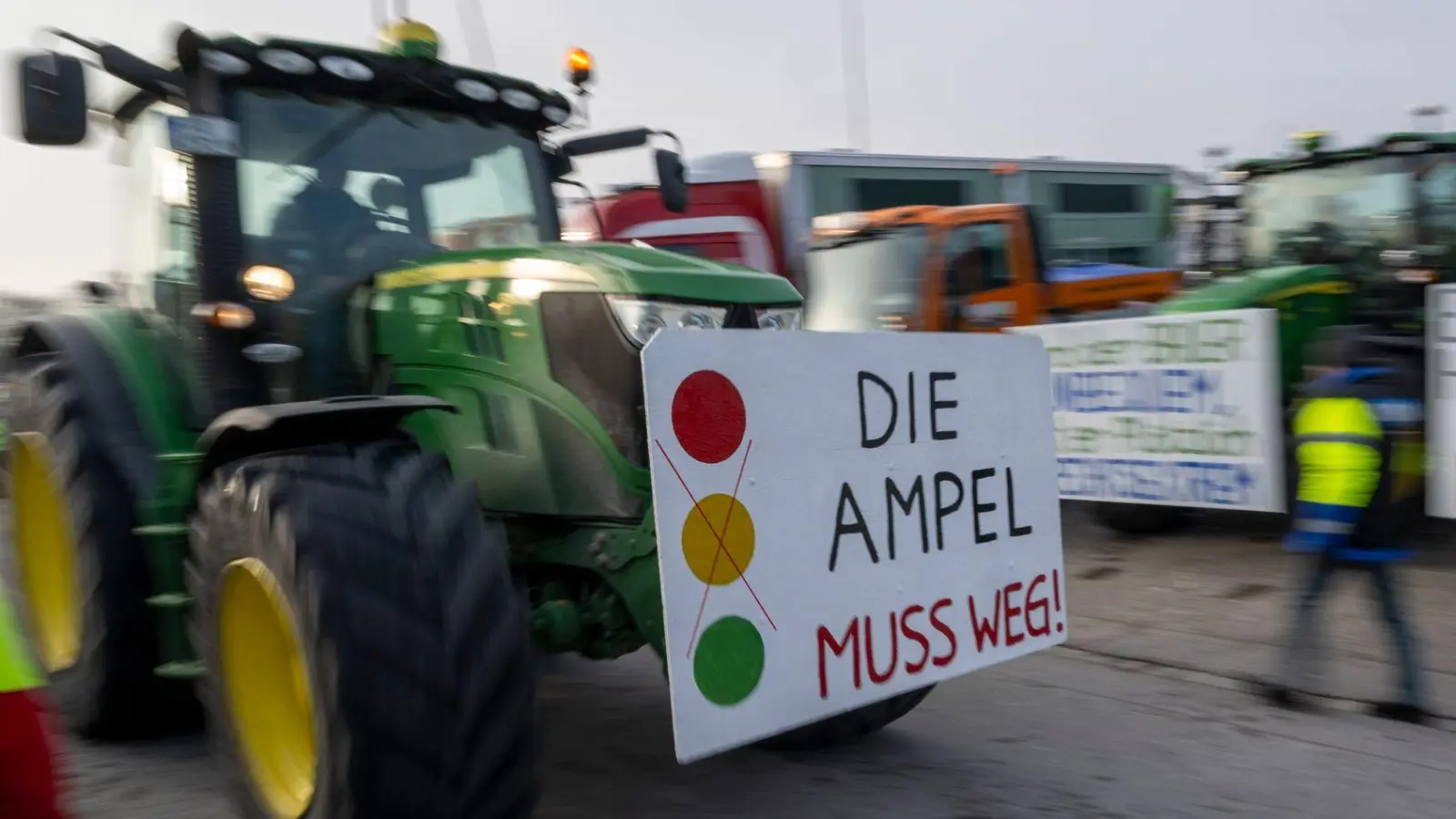Mit hunderten Traktoren nehmen Landwirte an einer Kundgebung in Bayern teil. (Foto: Peter Kneffel/dpa)