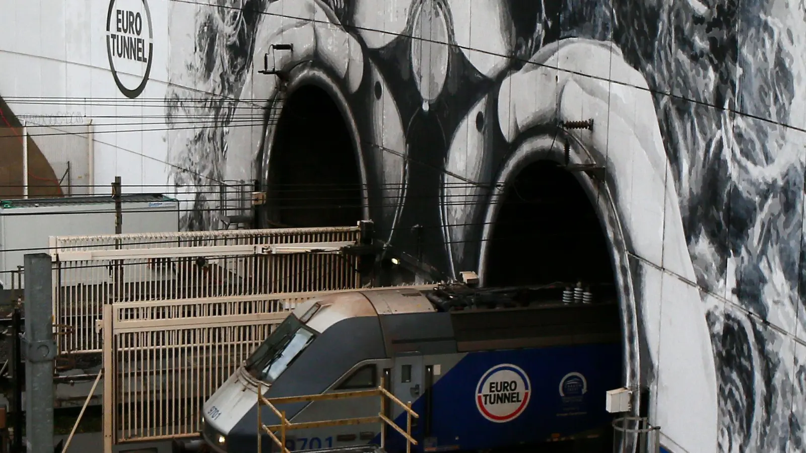 Der Zugverkehr durch den Eurotunnel ist stark beeinträchtigt (Archivbild)  (Foto: Michel Spingler/AP/dpa)